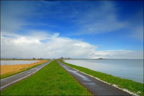 Studies show that the sea level in Holland has not been significantly rising.